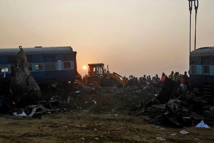  Hiện trường vụ tai nạn tàu hỏa kinh hoàng. Ảnh: Reuters