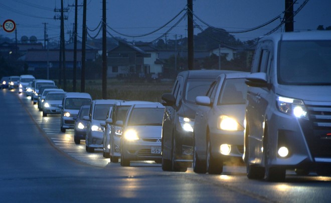 Người dân ở Iwaki, tỉnh Fukushima, sơ tán đến các nơi cao hơn để tránh sóng thần vào sáng 22/11. Đến 8h (giờ địa phương), tỉnh Miyagi ghi nhận sóng thần cao 1,4 m. Ảnh:Reuters. 