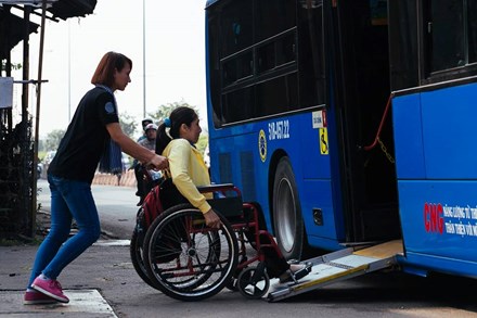  Hệ thống xe buýt cần hỗ trợ nhiều hơn nữa cho người khuyết tật khi đi lại Ảnh: DRD