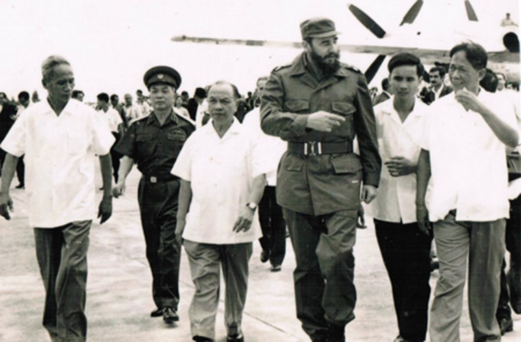 Tháng 9/1973, Bí thư Thứ nhất Ban Chấp hành Trung ương Đảng Lao động Việt Nam Lê Duẩn; Chủ tịch Quốc hội Trường Chinh; Thủ tướng Phạm Văn Đồng; Đại tướng Võ Nguyên Giáp cùng nhiều lãnh đạo Đảng, Nhà nước đón lãnh tụ Fidel Castro tại sân bay Gia Lâm. Ảnh: TTXVN 