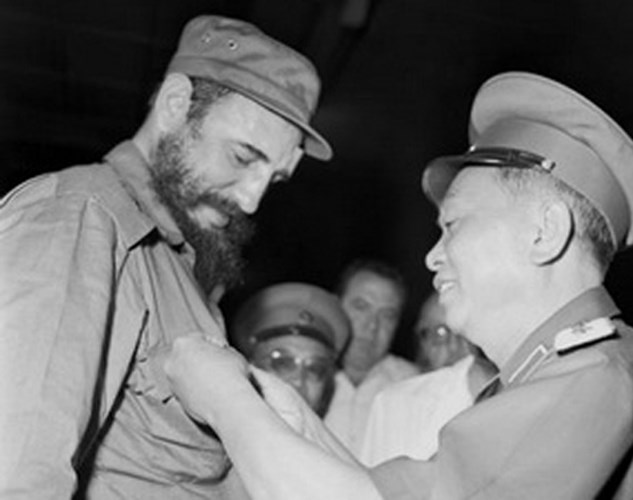 Đại tướng Võ Nguyên Giáp trao tặng Lãnh tụ Fidel Castro huy hiệu “Chiến sĩ Điện Biên Phủ” nhân chuyến thăm Việt Nam tháng 9/1973. Ảnh: TTXVN