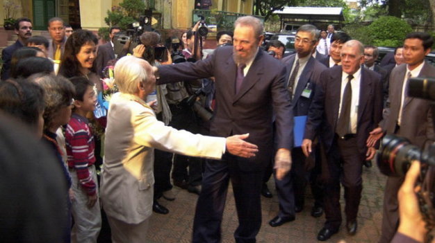 Đại tướng Võ Nguyên Giáp và Chủ tịch Fidel Castro dang rộng vòng tay khi gặp nhau tại nhà riêng Đại tướng năm 2003.  Ảnh: Xuân Gụ