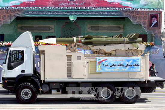 Chiến sự Syria: Xe quân sự chở tên lửa Raad của quân đội Iran trong lễ diễu binh ở Tehran ngày 22/9/2015. Ảnh: REUTERS/TTXVN