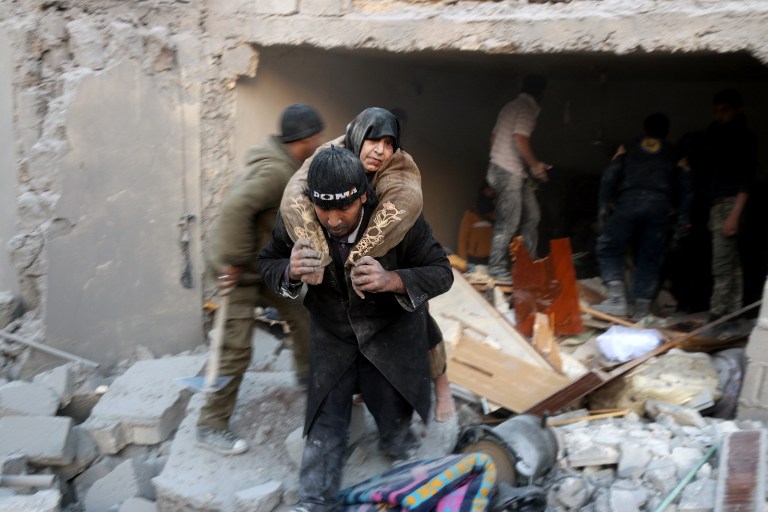 Chiến sự Syria:Quân đội Syria tái chiếm 6 quận ở Aleppo, 10.000 dân thường tháo chạy. Ảnh: Reuters