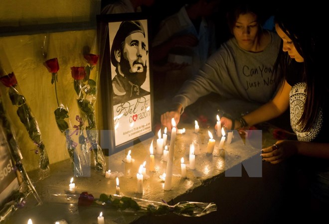 Người dân Cuba thắp nến tưởng niệm Lãnh tụ Fidel Castro tại La Habana ngày 26/11. Ảnh: AP/TTXVN