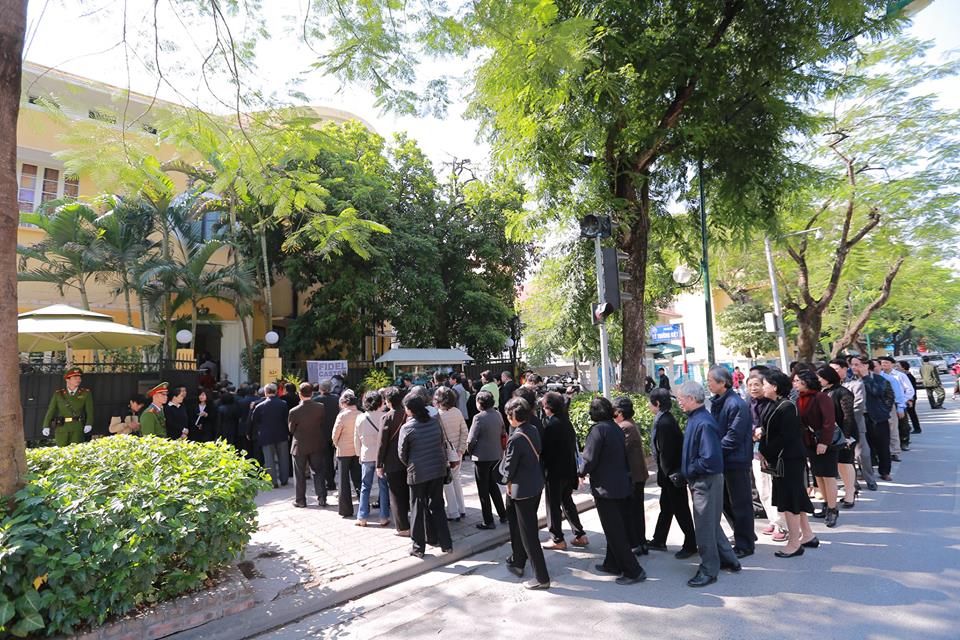 Ngay từ sáng sớm hôm nay nhiều người dân thủ đô đã đến viếng lãnh tụ Cuba Fidel Castro Ruz tại Đại sứ quán Cuba.