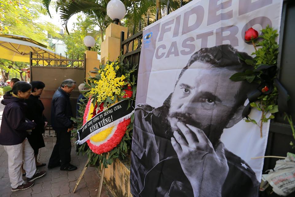Nhiều cơ quan, doanh nghiệp cũng gửi vòng hoa đến viếng vị lãnh tụ kính yêu của đất nước Cuba. 