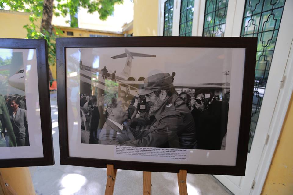 Những bức ảnh của lãnh tụ Cuba Fidel Castro Ruz được trưng bày trong khuôn viên đại sứ quán để mọi người có thể nhìn lại cuộc đời vĩ đại của ông.