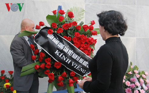 Đoàn đại biểu Đảng, Nhà nước Việt Nam đặt vòng hoa viếng lãnh tụ Cuba Fidel Castro. Ảnh: VOV