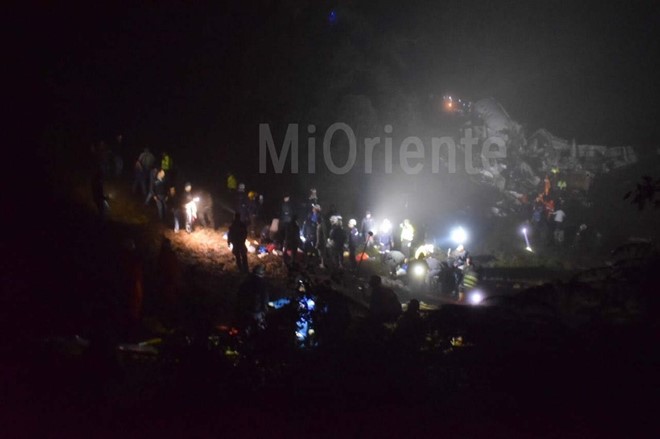  Lực lượng cứu hộ tại hiện trường máy bay rơi ở thị trấn La Union. Ảnh: MiOriente