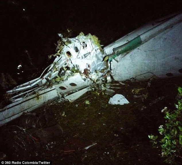 Mảnh vỡ của máy bay rơi ở Colombia. Ảnh: 360 Radio Colombia 