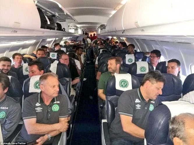 Các cầu thủ của câu lạc bộ Chapecoense khi máy bay chuẩn bị cất cánh