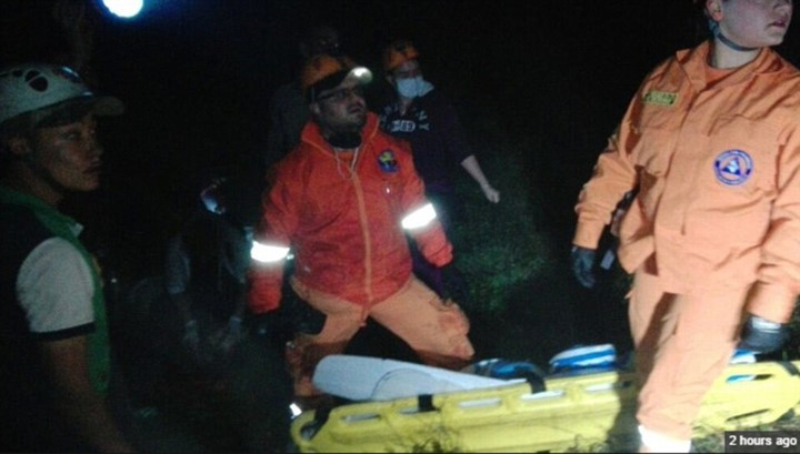 Công tác cứu hộ nạn nhân vụ máy bay chở đội bóng Brazil rơi phải tạm dừng do mưa lớn. Ảnh: Daily Mail