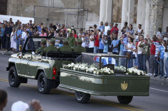  Xe trở thi hài đồng chí Fidel Castro về Santiago de Cuba. Ảnh: Reuters