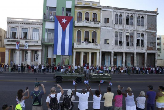  Hai bên đường người dân đứng tiễn đưa đồng chí Fidel Castro. Ảnh: Reuters