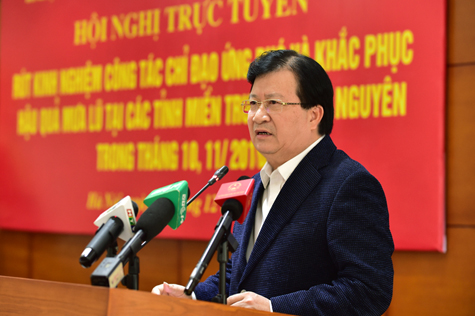  Phó Thủ tướng Trịnh Đình Dũng yêu cầu các tỉnh miền Trung, Tây Nguyên cần thực hiện thật tốt công tác ứng phó, phòng chống mưa bão. Ảnh: VGP