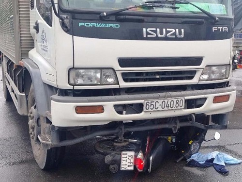 Tai nạn giao thông nghiêm trọng ngày 2/12: Hai nam sinh bị xe tải kéo lê hàng chục mét