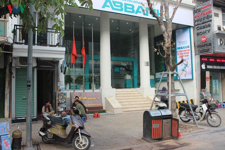  Trụ sở của nhiều doanh nghiệp trên địa bàn Hà Nội cũng để cờ rủ.