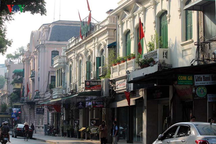 Nhiều tuyến phố của Hà Nội cũng treo cờ rủ chia buồn cùng mất mát với nhân dân Cuba anh em. 