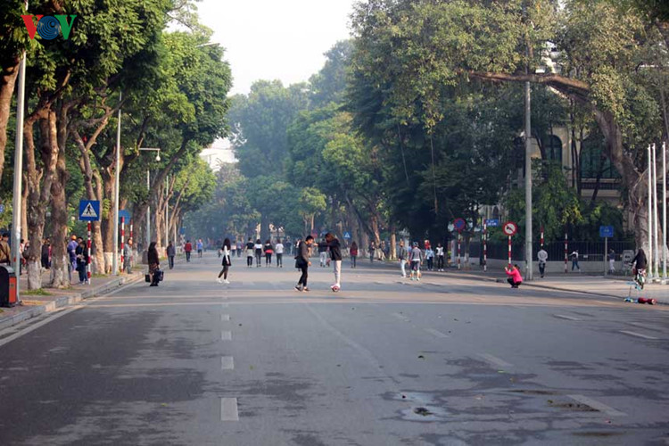 Khác với ngày thường, phố đi bộ Hà Nội cũng không tổ chức các hoạt động vui chơi giải trí thường nhật trong ngày Việt Nam tổ chức Quốc tang Lãnh tụ Cuba Fidel Castro. 