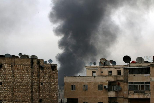  Chiến sự Syria: Khối bốc lên từ khu phố phía Đông Aleppo do quân nổi dậy kiểm soát hôm 5/12. Ảnh: Reuters