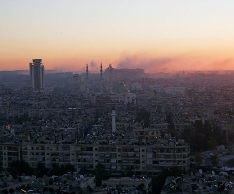  Chiến sự Syria: Từ một khu vực do quân chính phủ kiểm soát có thể nhìn thấy khói bốc lên cao gần thành cổ Aleppo, ngày 6/12/2016