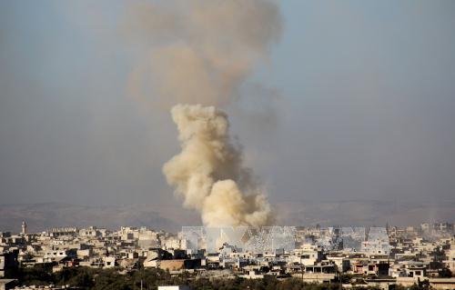  Chiến sự Syria: Phiến quân nã pháo nhằm các mục tiêu của lực lượng Chính phủ Syria tại thị trấn Foua, tỉnh miền tây bắc Idlib ngày 6/12. Ảnh: AFP/ TTXVN