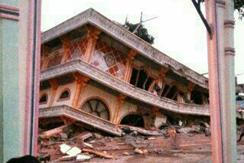  Nhiều tòa nhà đổ sập sau trận động đất kinh hoàng. Ảnh: Reuters
