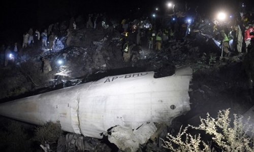 Hiện trường vụ máy bay rơi ở Pakistan. Ảnh: AFP  