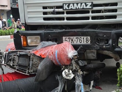 Tai nạn giao thông ngày 8/12: Xe bồn mất lái tông văng 3 xe máy, 2 người nguy kịch