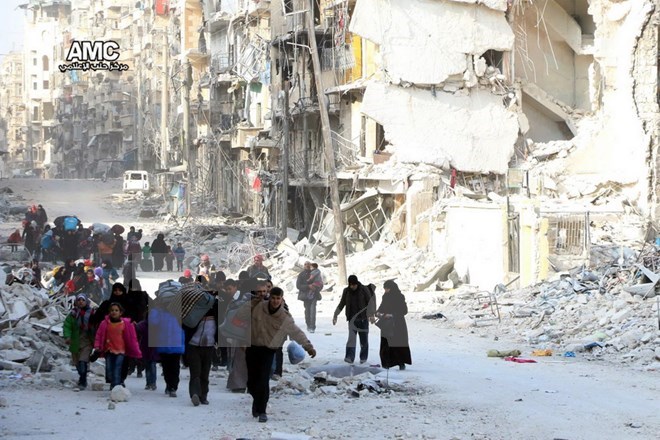 Chiến sự Syria mới nhất hôm nay đề cập đến Người dân Syria sơ tán khỏi khu vực phía đông thành phố Aleppo ngày 29/11. Nguồn: EPA/TTXVN