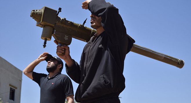  Chiến sự Syria: Quân nổi dậy Syria mang theo các loại tên lửa vác vai do Mỹ cung cấp