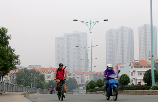 Theo thông tin trên báo Người Lao động, sáng nay (10/12) nhiệt độ hạ xuống chỉ còn 24 độ C, độ ẩm 100%, khiến sương mù bao phủ. Rất nhiều toà nhà ở quận 1, quận 7 bị che khuất bởi lớp trắng đục.