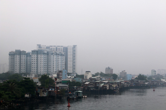 Theo Đài Khí tượng Thủy văn khu vực Nam Bộ, nguyên nhân khiến thời tiết tại TP HCM mát mẻ bất thường là do nhiễu động trong đới gió đông kết hợp với vùng áp thấp phía nam biển Đông. Dự kiến mưa sẽ diễn ra vào chiều và tối liên tiếp 1-2 ngày tới.   