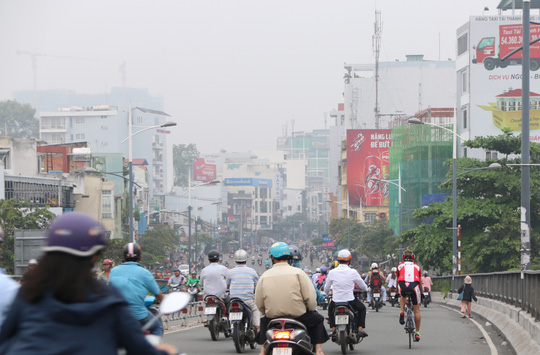 Khác thường với mọi khi, hôm nay tại giao lộ Nguyễn Văn Cừ - Trần Hưng Đạo (quận 1, TP HCM) nhiều người lưu thông khá trật tự, không ồn ào, vội vã chạy lên lề đường. Ảnh: Người Lao động 