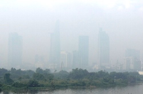  Dọc bờ sông Sài Gòn, sương mù dày, các tòa cao ốc phía trước bị che khuất. Ảnh: Vietnamnet