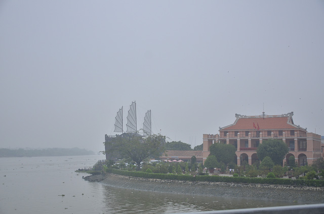 Cầu Phú Mỹ biến mất hoàn toàn phía sau Bến Nhà Rồng. Ảnh: Dân trí 