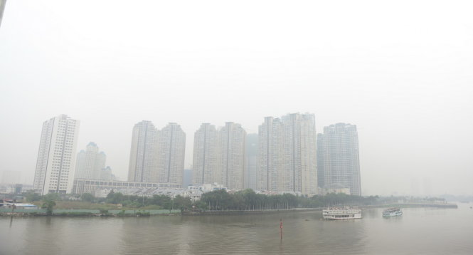 Các tòa nhà cao tầng Trung tâm Sài Gòn chìm trong sương mù. Ảnh: Tuổi trẻ