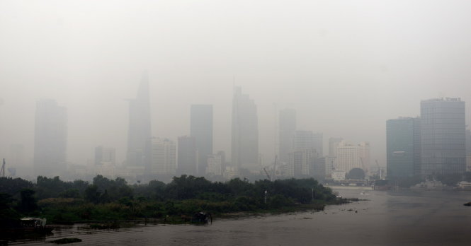 Đường Trần Não (Q.2) sương mù dày đặc. Ảnh: Tuổi trẻ