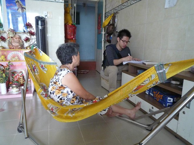 Vũ Minh Hoàng tham gia khảo sát hộ gia đình tại Việt Nam cho luận án tiến sĩ vào tháng 3/2015. Ảnh: NVCC. 