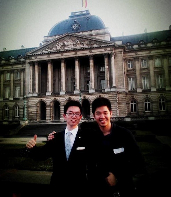 Vũ Minh Hoàng (bên phải) và người bạn Trung Quốc tham gia diễn đàn chính sách thanh niên châu Âu - Trung Quốc diễn ra vào tháng 4/2014. Ảnh: NVCC. 