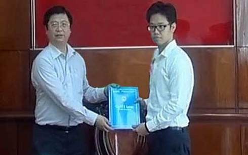  Ông Vũ Minh Hoàng (phải) nhận quyết định điều về làm phó giám đốc Trung tâm xúc tiến đầu tư thương mại và hội chợ triển lãm Cần Thơ