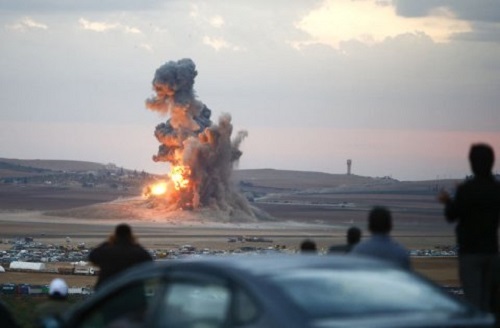  Chiến sự Syria: Khói bốc lên sau một cuộc không kích ở Kobani, Syria.