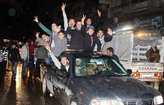  Chiến sự Syria: Người dân đổ ra đường ăn mừng chiến thắng của quân chính phủ. Ảnh: EPA