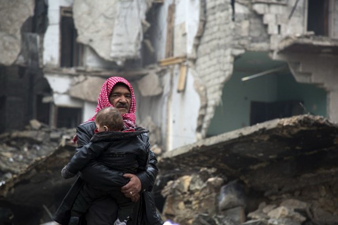 Chiến sự Syria: Nhiều người dân Syria đang bị mắc kẹt trong các cuộc giao tranh ở Aleppo. Ảnh: AFP