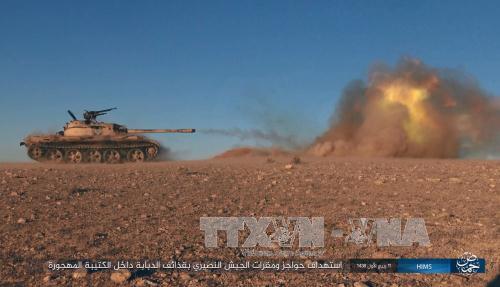 Khủng bố IS: Các tay súng IS nã súng vào các mục tiêu của quân đội Syria ở Palmyra, ngày 10/12. Ảnh: AP/TTXVN