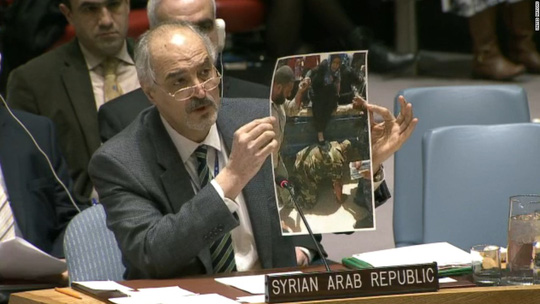 Chiến sự Syria: Ông Ja’afari trưng ra bức ảnh bị xem là ''hàng giả''. Ảnh: Liên Hiệp Quốc