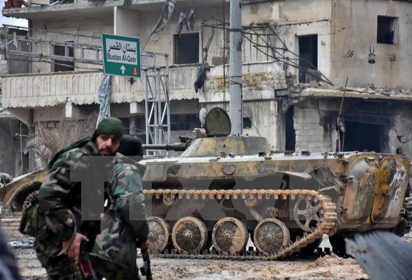  Chiến sự Syria: Binh sỹ Syria tuần tra trên đường phố ở Aleppo. Ảnh: EPA/TTXVN