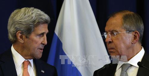 Chiến sự Syria: Ngoại trưởng Nga Sergei Lavrov (phải) và người đồng cấp Mỹ John Kerry. Ảnh: AFP/TTXVN