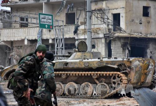  Chiến sự Syria: inh sĩ Syria tuần tra trên đường phố ở Aleppo ngày 14/12. Ảnh: EPA/TTXVN